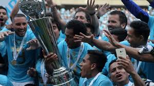 Compra tu camiseta titular o visitante de sporting cristal en www.falabella.com.pe o en tiendas físicas seleccionadas del 18 de febrero al 13 de marzo. Sporting Cristal Campeon Del Descentralizado 2018 La Euforia De Los Jugadores Celestes Al Alzar La Copa Rpp Noticias