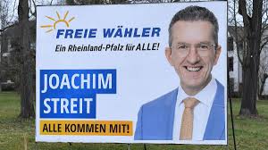 Unterstützer der freien wähler freuen sich, nachdem die erste prognose sie bei 11,5 prozent sieht. Cgey7ilrpuxn9m