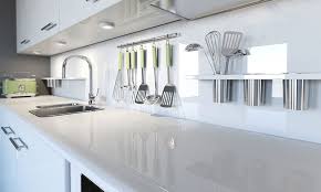 Con un diseño de planta abierta la primera de nuestras cocinas blancas tiene el encanto propio de la tendencia minimalista. Ideas Para El Diseno De Cocinas Blancas Construccions F60