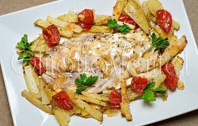 Condite il letto di patate acon aglio e rosmarino, quindi adagiateci i filetti di pesce persico. Filetti Di Pesce Persico Al Forno Con Patate Alla Mediterranea Ghiottamente