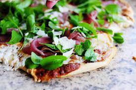 Pizza With Arugula Prosciutto Cheese And Fig Actually Made This Tonight Super Good Prosciutto Pizza Arugula Pizza Prosciutto Arugula Pizza