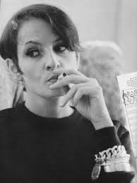 Ne me dis rien Je n'entends rien Oui je m'en vais Tu t'emportes Il n'est  pas meilleur que toi Je l'aime ♫♪ 🎧 « L'indien » Une chanson rare de  Barbara qui