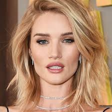 The haircut works fine on all hair color and type, but it is more balanced on women with fat faces. These Are 38 Of The All Time Best Hairstyles For Thin Hair