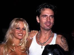 Tommy lee and his son brandon looked comfortable around each other when they stepped out to get lunch at the calabasas commons, just two years after ending their public feud with a hug on instagram. Wilde Ehe Von Pamela Anderson Und Tommy Lee Jetzt Wird Ihr Sextape Skandal Zur Serie Mopo De