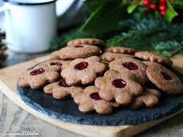 Je Vous Propose De Decouvrir Une Recette De Linzer Ces Bredele Biscuits De Noel Aux Epices Et A La Confiture De Framboise Biscuit De Noel Bredele Biscuits