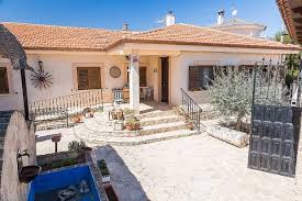 La villa casa rural arte y descanso hostal le ofrece la posibilidad de alojarse en un alojamiento de 1 habitaciones cerca de convento de la asunción de monjas calatravas. Casas Rurales En Castilla La Mancha Desde 17 Hundredrooms