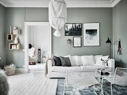 mooi en klein scandinavisch appartement met groen grijze muren inrichting huis com interieur woonkamer grijze muren groene muren