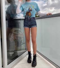 Emma Chamberlain Closetemmachamberlain Photos And Outfits On 21 Buttons