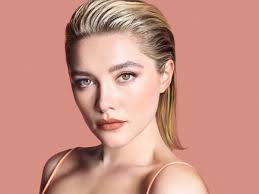 Florence Pugh: Με buzz cut και ροζ απόχρωση στα μαλλιά της έκανε την πιο  ανατρεπτική εμφάνιση στο Couture show του Valentino