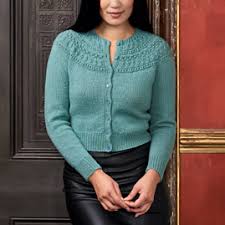 Although i was very busy towards the end of the year i managed to download for free, knit and crochet the gorgeous small triangular shawl by jennie atkinson. Marble Hill Jennie Atkinson