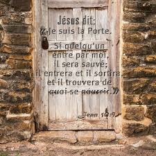 Jean 10 9 Je Suis La Porte Si Quelqu Un Entre Par Moi Il Sera Sauve Il Entrera Et Il Sortira Et Il Trouvera D Versets Verset De La Bible Versets Chretiens