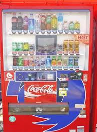 Distributeur automatique de confiseries et boissons froides mixte, présenté sous forme de canettes ou de bouteilles. Comment Utiliser Un Distributeur De Boissons Vivrelejapon Com