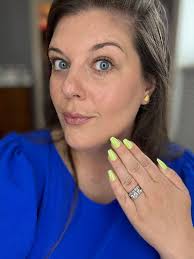 I absolutely LOVE chocolate milk!! 🍫🥛 It's time to shine with Bronze  Glimmer, a glittery mani in a square shape and short length. This dark  earthy pink nail features a bronzy glitter