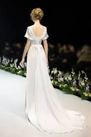 Veste, gilet, cape, boléro… succombez à la pièce qui saura réchauffer votre robe de mariée et vous rendre encore plus élégante le jour de votre mariage. Robe Simple Satinee Pour Mariage Decollete V A Manches Cape Persun Fr