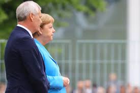 Was interessiert die menschen in deutschland und weltweit an der regierungschefin am meisten? Bundeskanzlerin Angela Merkel Cdu 3 Zitteranfall Das Murmelte Sie Laut Lippenleserin Gala De