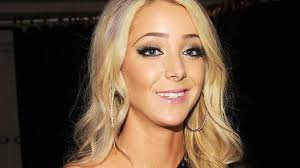 Which one is her eyebrow? 🤔