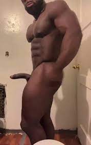 BIG BLACK BODYBUILDER POSING HIS HUGE DICK - ThisVid.com