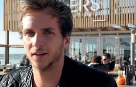 DE GLAZEN BAL VAN GROEN GRAS AAN DE STAMTAFEL UIT DE OUDE DOOS