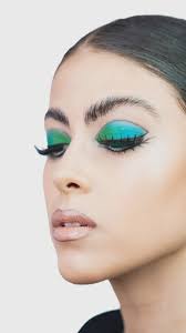 Il make-up che ho realizzato durante l’ultima open day in  @accademiaditrucco è una sintesi dei tratti distintivi delle tendenze  trucco in voga durante gli anni ’6️⃣0️⃣ e nella fattispecie rappresenta ...