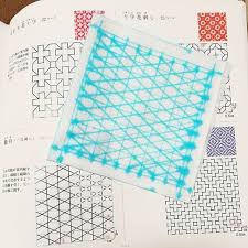 刺し子 コースター 初めて自分で図案引いてみた チャコペン滲み過ぎ 100均 水で消えるチャコペン フリクションにしたら良かった sashiko pattern sashiko sashiko embroidery