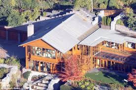 Bill gates' medina home is so big and so famous that it has its own wikipedia page. Bill Gates House Mansion Home Successstory