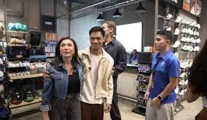 LOOK: 😳 Sobrang generous talaga ng mag-asawang doctora #VickiBelo and  #HaydenKho pinag shopping nila si #Eman At binigyan pa ng mamahaling SWATCH  na relo ni Hayden Kho si Eman.😱 Napaka Genuine ng