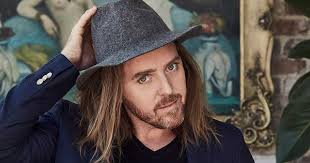 Tim minchin's amusing beat poem describes a dinner party in which he confronts a hippy. Matilda Composer Tim Minchin The Family Man The Australian Women S Weekly