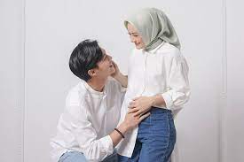 Kini rey mbayang menikah dengan seorang artis berbakat yaitu dinda hauw. Dinda Hauw Melahirkan Anak Pertama Rey Mbayang Kamu Luar Biasa Okezone Celebrity