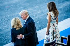Une cérémonie du 14 juillet interdite au public d'un côté, des heurts, des manifestations qui dégénèrent et des provocations dans les rues de paris de l'autre. Couple Etrange Incident Brigitte Macron La Visite De Trump En France Vue Par La Presse Internationale Liberation