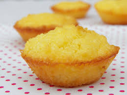Je vous présente aujourd'hui ce joli gâteau raffaello qui est vraiment à tomber les amoureux de la noix de coco vont surement adorer , il n'est vraiment pas difficile à faire , c'est une simple génoise fourrée , les ingrédients sont simples. Moelleux Noix De Coco Cocotte Et Biscotte
