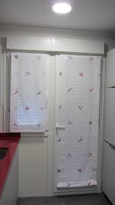 Nosotros hemos optado por colocar el estor a ras del marco de la ventana para. Estor De Cocina Mecanismo Atado A Ventana O Puerta Sin Perforar Mediante Un Sitema De Pestanas Cortinas Para Puertas Cortina Puerta Cocina Cortinas Estores