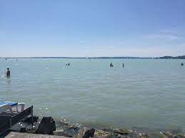 Er ist 79 km lang und im mittel 7,8 km breit. Hier Kann Man Am Balaton Kostenlos Baden Ungarn Tv Com Reisemagazin Aktuelle Nachrichten