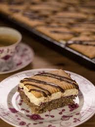 Vorbereitungszeit sind für diesen herrlich saftigen bienenstich nötig. Preiselbeerkuchen Rezept Fur Preiselbeer Nuss Kuchen Bayern 1 Radio Br De
