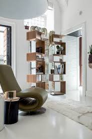 Osuna Tonin Casa Design Studio 28 Drehbares Bucherregal Aus Lackiertes Oder Mit Holz Beschichtetes Bucherregal Design Kreative Bucherregale Innenarchitektur