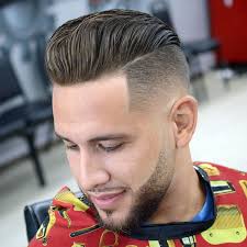 Coiffure tendance hawk avec dessus en crête et côtés rasés. 1001 Idees Coiffure Homme Tendance 2021 Un Degrade D Idees