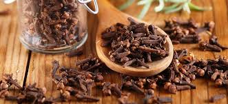 Macinate alcuni chiodi di garofano in un mortaio, unite un cucchiaio di miele e due cucchiaini di succo di limone. Chiodi Di Garofano Che Benefici Hanno