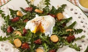 Salade De Pissenlits A La Saucisse De Morteau Et Son œuf Poche Salade De Pissenlit Saucisse De Morteau Oeuf Poche