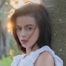 Polly Barry's Instagram, Twitter & Facebook