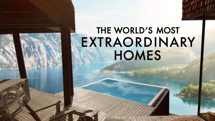 Piers Taylor e Caroline Quentin visitando residências icônicas em As Casas Mais Extraordinárias do Mundo (Netflix)