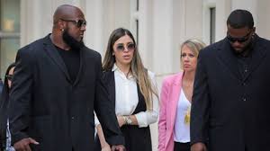 Guzmán is currently serving a life sentence in colorado for drug trafficking and money. Emma Coronel Se Declararia No Culpable Por Cargos De Narcotrafico Infobae