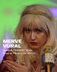 Merve Vural, yarın sona erecek performansında çeşitli medyatik figürlerin  uyarlandığı bu sekansların her birinde, etkilendiği, gizemli bulduğu,  tanımaya çalıştığı kadınları öne çıkarıyor, onları ...