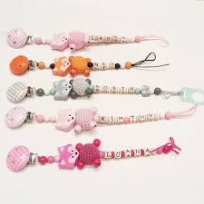 Es ist auch ein praktischer helfer für den. Nuggikette Fuchsli Mit Name Schnullerkette Basteln Baby Schnullerkette Basteln Halloween Hakelanleitungen