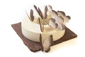 Buche De Noel Envolee De Papillons Confectionnee Par Le Chef Patissier Du Trianon Palace Versailles Eddie Benghane Chocolate Macaron Chocolate Christmas Cake