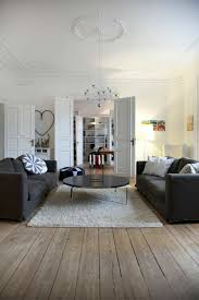 Le Parquet Massif Ideal Pour Votre Interieur Commode Deco Maison Decoration Interieure Baroque Relooking Salle A Manger