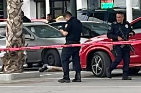 Matan a dos en estacionamiento de plaza comercial en Juárez