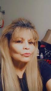 Dua Lipa with a sleek straight bob or a beachy textured bob — which look  gets your vote? 💁🏻‍♀️