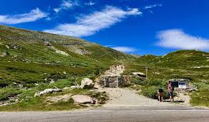 En spektakulær helårsdestinasjon for hele familien. Hiking Gaustatoppen Norway Sophie S World Travel Inspiration