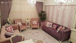 Mor genellikle modern ve geleneksel iç tasarıma vurgu yapan bir renk olarak kullanılır, fakat siz geleneksel bir krem rengi koltuklar size duvar boyası seçerken esneklik sağlar. Merve Hanimin Goz Yormayan Renk Gecisleriyle Sicak Ve Huzurlu Evi Ev Gezmesi Oturma Odasi Tasarimlari Oturma Odasi Fikirleri Tasarim Ic Mekanlar