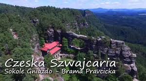 Szwajcaria słynie z pięknych krajobrazów, luksusu, zegarków, czekolady, sera i banków, jednak jest szwajcaria: Czeska Szwajcaria Sokole Gniazdo Pravcicka Brama Youtube