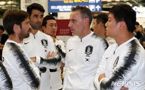 15일 한일전 국가대표팀 소집 명단을 발표한 파울루 벤투 한국 축구대표팀 감독은 담담한 표정으로 소속팀 검사 결과를 지켜본 뒤 (손흥민의) 엔트리 제외 여부를 결정하겠다고 말했다. ë²¤íˆ¬ ê°ë… ë¶í•œì „ì€ ì•ˆ ì¢‹ì•˜ë˜ ê²½ê¸° ìƒëŒ€ ì›Œë‚™ ê±°ì¹ ì–´ ë‰´ìŠ¤ ë™ì•„ë‹·ì»´